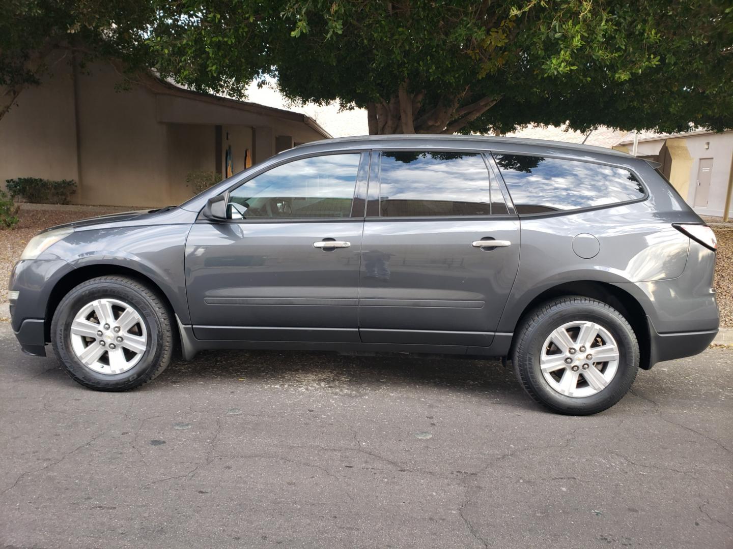 2014 /gray and lite gray Chevrolet Traverse ls (1GNKRFED7EJ) with an 3.6L V6 DOHC 24V engine, 4-Speed Automatic transmission, located at 323 E Dunlap Ave., Phoenix, AZ, 85020, (602) 331-9000, 33.567677, -112.069000 - 2014 Chevrolet Traverse LS,.......EXCELLENT condition,.... Ice Cold A/C, Gray and lite gray interior with lite gray cloth seats in near perfect condition, 3RD row seating, Rear AC, New brakes, Tune up, Touch screen Stereo/CD Player, Bluetooth, Phone sync, Backuup camera, Satellite, This suv is gorge - Photo#6